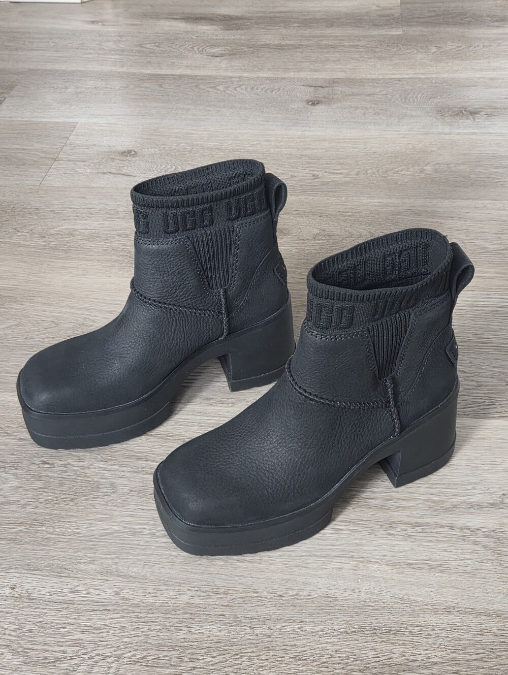 UGG Moxy Chelsea Platform Boots Black Size 6.5 1171475 - Picture 3 of 7